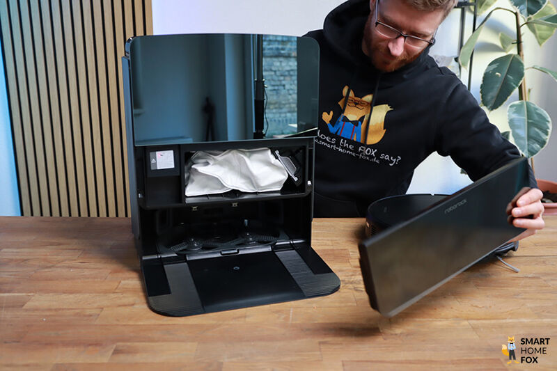 Die 10-in-1 Multifunktionsstation des Roborock Saros 10R ist zu sehen.